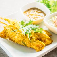 KIP SATE MET PINDASAUS EN ATJAR