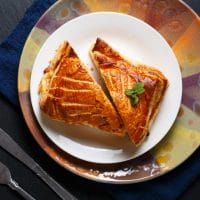 Warme hartige bladerdeegsnack